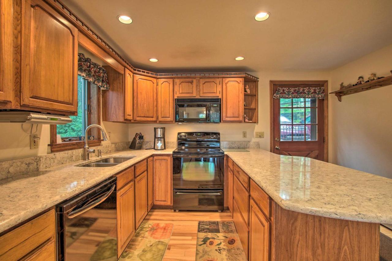 Waterfront New England House On Wickaboag Lake! West Brookfield Buitenkant foto